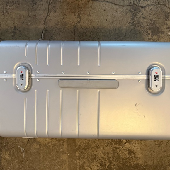Monos Trunk Silver Hard Shell Suitcase - Picture 10 of 15